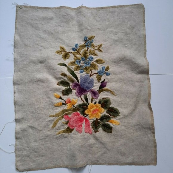 Handcrafted Needlework of Flowers Vintage 23.5 x 18 unframed. - Picture 2 of 5